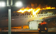 Khoảnh khắc máy bay chở 300 hành khách bốc cháy dữ dội khi hạ cánh ở Nhật Bản