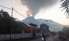Indonesia: Hơn 2.000 người dân phải đi sơ tán do núi lửa phun trào