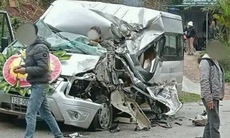 Ô tô chở thi thể đi hoả táng va chạm xe tải, 2 người bị thương nặng