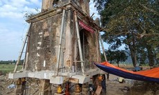 Cổng đền cổ hơn 200 năm tuổi được 'thần đèn' nâng cao 1,2m