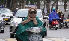 Ảnh: Người Hà Nội chống chọi với mưa rét dưới 10 độ C 