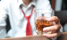 Uống rượu ảnh hưởng đến xương như thế nào?