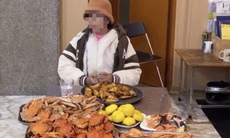 Đi ăn buffet, người phụ nữ lén đút 10 kg hải sản vào balo mang về