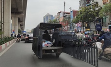 Hãi hùng cảnh xe tự chế chở hàng cồng kềnh trên đường phố Hà Nội