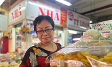 Chợ sỉ bánh, mứt Tết lớn nhất TPHCM khách nhộn nhịp tiểu thương vẫn buồn