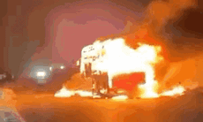 [VIDEO] Xe khách bốc cháy dữ dội trong đêm, 30 người kịp thời thoát thân