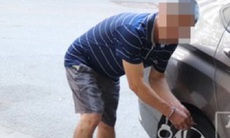 Tạm giữ ông lão U70 có “sở thích” chọc thủng lốp ô tô