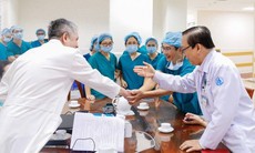 Khen thưởng đột xuất ê-kíp can thiệp tim ngay trong bào thai lần đầu tiên tại Việt Nam