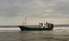 Phát hiện 'tàu ma' trôi dạt vào bờ biển Quảng Trị