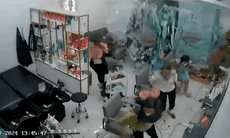 [VIDEO] Xe tải đâm trực diện cửa hàng làm tóc ở Bắc Giang 