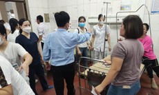 Nhiều học sinh nhập viện sau khi uống nước ngọt phát miễn phí ngoài cổng trường