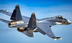 Khoảnh khắc đáng chú ý: Su-35 Nga lướt qua F-16 Mỹ