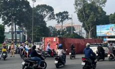 TP Hồ Chí Minh: Xe container rơi thùng hàng giữa ngã 6, khiến giao thông rối loạn