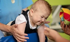 Vật lý trị liệu phục hồi cho trẻ bại não