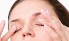 Cách thư giãn và tập luyện tốt cho mắt ở người bị thiên đầu thống