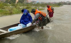 Băng vùng lũ đưa sản phụ 'vượt cạn'