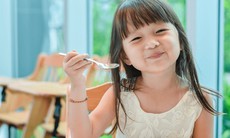 Trẻ biếng ăn kéo dài – phải làm sao?
