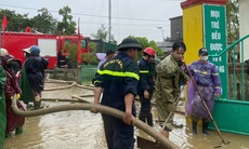 Những hình ảnh ấm tình quân dân trong mưa lũ