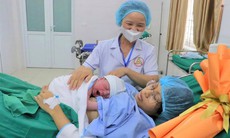 Bé trai nặng 3,6kg là công dân đầu tiên chào đời trong ngày thị xã Đông Triều lên thành phố