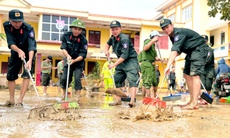 Hình ảnh cảm động tại Quảng Bình sau những ngày mưa lũ