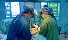 Phẫu thuật thành công cho người đàn ông bị cành cây đâm xuyên hàm