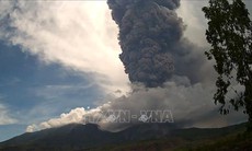 Nhiều sân bay ở Indonesia đóng cửa do núi lửa Lewotobi Laki-Laki phun trào