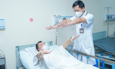 Bỏ qua dấu hiệu đột quỵ, tê yếu chân tay, người đàn ông gặp tai nạn giao thông