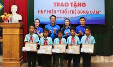 Trao Huy hiệu Tuổi trẻ dũng cảm cho 5 học sinh vùng biên cứu sống 2 em nhỏ đuối nước