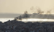 Israel ném bom gần sân bay Beirut khi máy bay chở khách đang lăn bánh