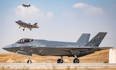 Tiêm kích F-35C Mỹ lần đầu tiên tấn công căn cứ Houthi