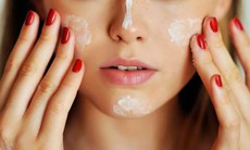 Cách thoa kem chống nắng không bị vón cục