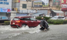 Đường ngập do mưa lớn, người dân chật vật di chuyển trong sáng đầu tuần