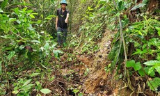 Vết nứt lớn xé toạc núi, nhiều hộ dân bất an