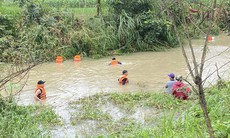 Người dân cẩn trọng khi đi qua tràn, khu vực trũng thấp dễ xảy thiên tai