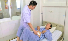 Cứu người đàn ông 60 tuổi bị thủng dạ dày