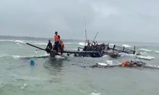Cứu sống 14 ngư dân chìm tàu giữa vùng biển động