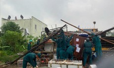 Mưa to kèm lốc xoáy làm sập hàng chục nhà của người dân Sóc Trăng