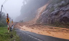 Sạt lở trên đèo Khánh Lê khiến giao thông ách tắc