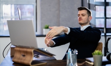 Bài tập tại bàn làm việc dành cho nam giới tuổi 40