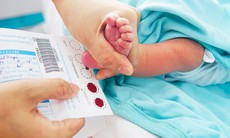 Xét nghiệm lấy máu gót chân ở trẻ sơ sinh phát hiện được bệnh nào?