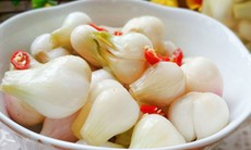 8 nhóm người không nên ăn dưa hành muối