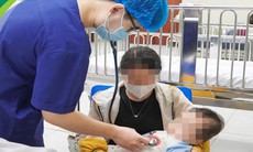 Bé trai mất nước nặng, rối loạn ý thức vì uống oresol đậm đặc khi bị tiêu chảy