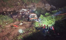 Khởi tố tài xế vụ xe khách lao xuống vực trên cao tốc La Sơn - Túy Loan