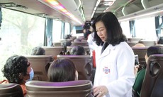 Bộ trưởng Bộ Y tế Đào Hồng Lan tiễn bệnh nhân ung thư về quê đón Tết trên chuyến xe yêu thương 0 đồng