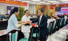 Thứ trưởng Trần Văn Thuấn chúc Tết các y bác sĩ Bệnh viện đa khoa Đức Giang