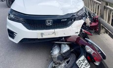 Hai cô gái đi xe máy bị ô tô tông văng khỏi cầu vượt tử vong