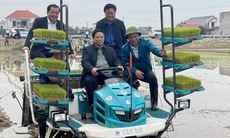 Thủ tướng Phạm Minh Chính trực tiếp xuống đồng lái máy cấy cùng nông dân Hải Dương