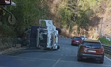 Xe tải bị lật trên đèo Bảo Lộc gây ùn tắc kéo dài trên Quốc lộ 20