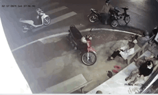 Video ô tô lao lên vỉa hè đâm văng 3 xe máy, 1 người bị thương