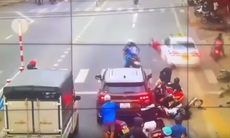 Video tài xế taxi buồn ngủ tông loạt xe khiến 5 người đi cấp cứu